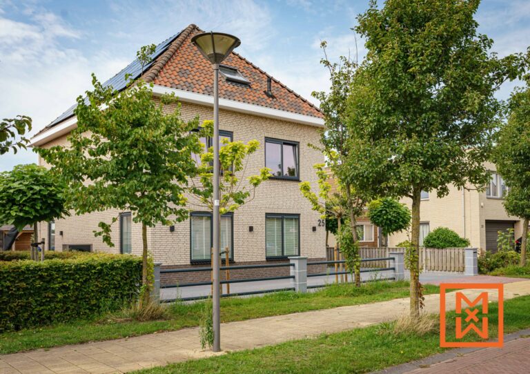 Moderne, twee verdiepingen tellende bakstenen woning met zonnepanelen op het dak, gelegen in een lommerrijke buurt. Het huis heeft donkere kozijnen en een keurig onderhouden gazon. Nummer 25 is zichtbaar op het huis.
