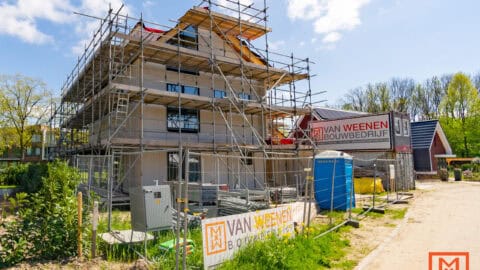 House under construction at Hof van Maerlant, scaffolding and construction materials visible. Van Weenen Bouwbedrijf signage. door Van Weenen Bouwbedrijf