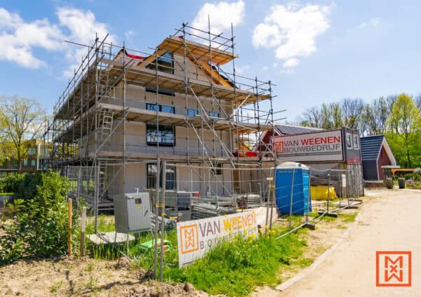 House under construction at Hof van Maerlant, scaffolding and construction materials visible. Van Weenen Bouwbedrijf signage. door Van Weenen Bouwbedrijf