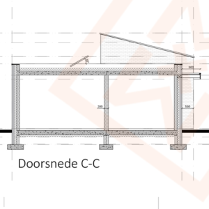 Gedetailleerde doorsnedetekening (Doorsnede C-C) van het constructief ontwerp van een gebouw, met nadruk op betonnen funderingen, steunkolommen en een schuine dakconstructie met aangegeven afmetingen.