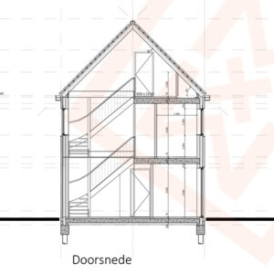 Doorsnede van een architectonische tekening van een huis met drie verdiepingen, met een wenteltrap, deurplaatsing en gedetailleerde dakconstructie. Afmetingen zijn aangegeven in millimeters. De tekening is getiteld "Doorsnede".