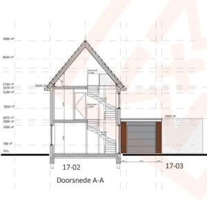 Gedetailleerde doorsnede architectuurtekening (Doorsnede A-A) van een huisontwerp met zadeldak, binnentrap en aangebouwde garage. Afmetingen en labels zijn duidelijk aangegeven.