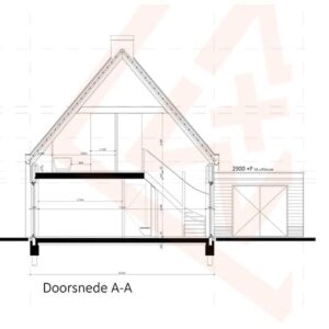 Doorsnede architectuurtekening (Doorsnede A-A) van een huisontwerp met een zadeldak, zolder, interne trap en aangebouwde garage. De afmetingen staan overal in de gedetailleerde plattegrond aangegeven.