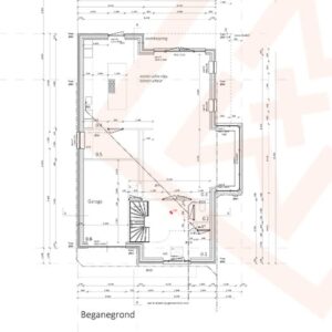 Gedetailleerde architectonische blauwdruk van de begane grond van een huis, met een garage, trap, keuken en meerdere kamers, gemarkeerd met afmetingen en kamernummers. De plattegrond bevat een label "Beganegrond", wat de plattegrond van de begane grond aangeeft.