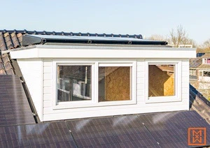 Dakkapel met drie ramen en zonnepanelen op een dak. Witte afwerking en dakpannen zichtbaar.