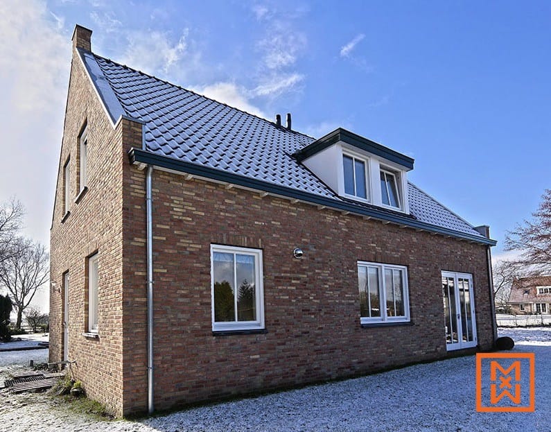 Brick detached house with snow-covered roof. Vrijstaande Notariswoning. door Van Weenen Bouwbedrijf