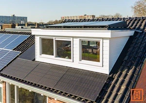 Zonnepanelen op dak met dakkapel. Duurzame energie voor woning.
